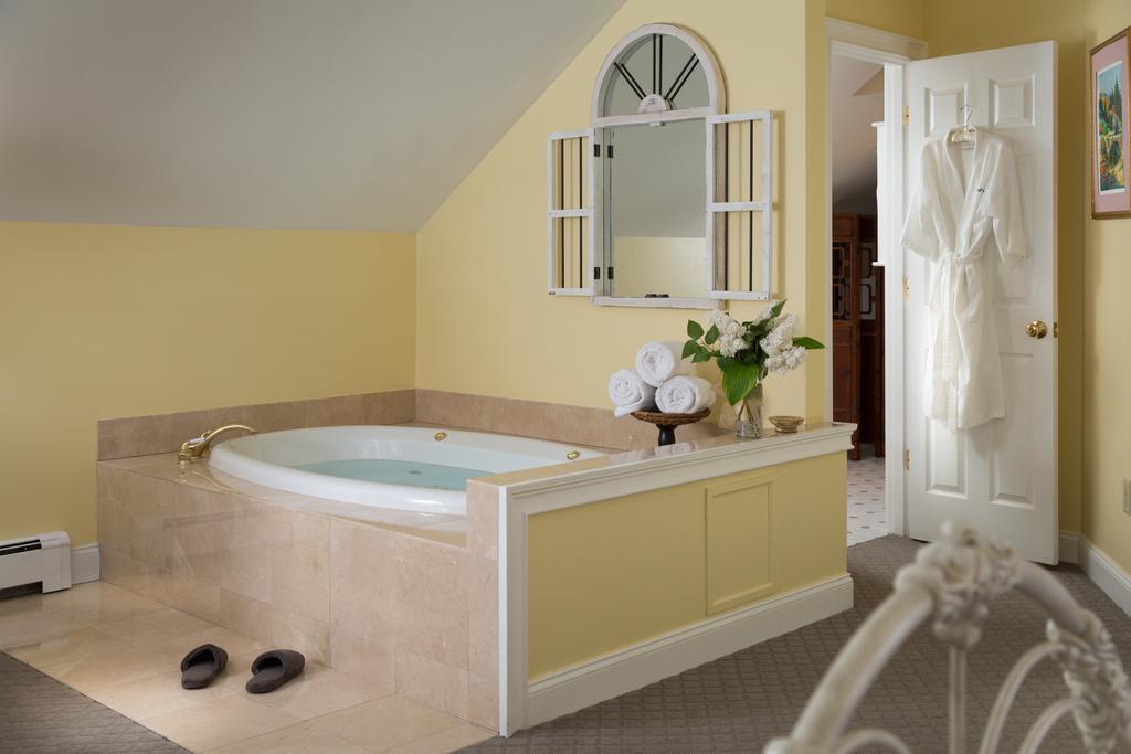Wolf Cove Inn Poland Экстерьер фото