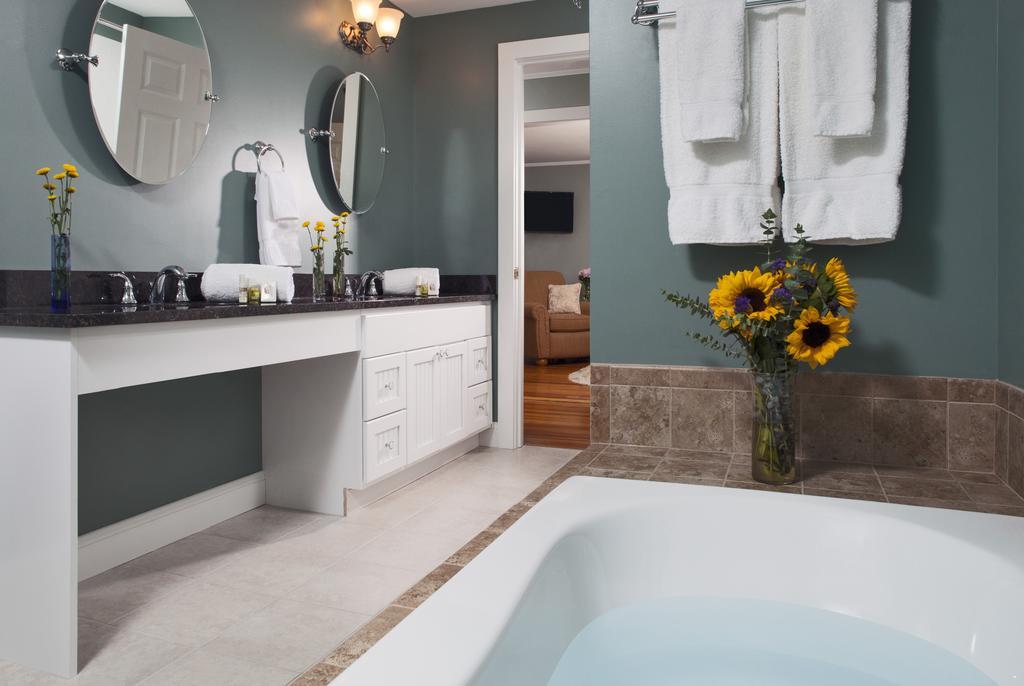 Wolf Cove Inn Poland Экстерьер фото
