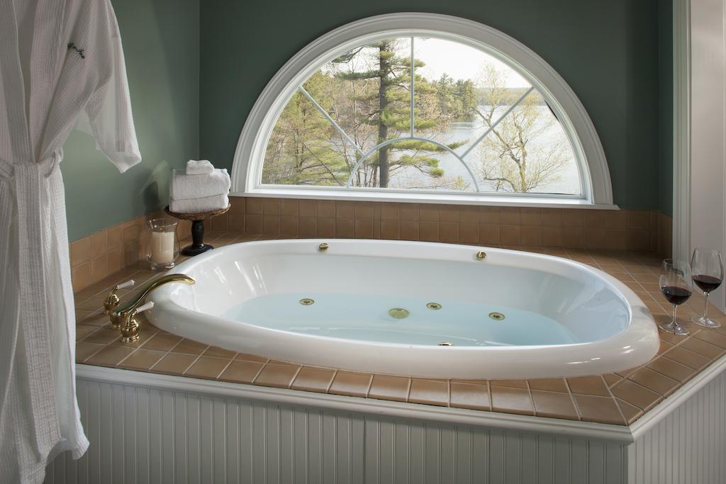 Wolf Cove Inn Poland Экстерьер фото