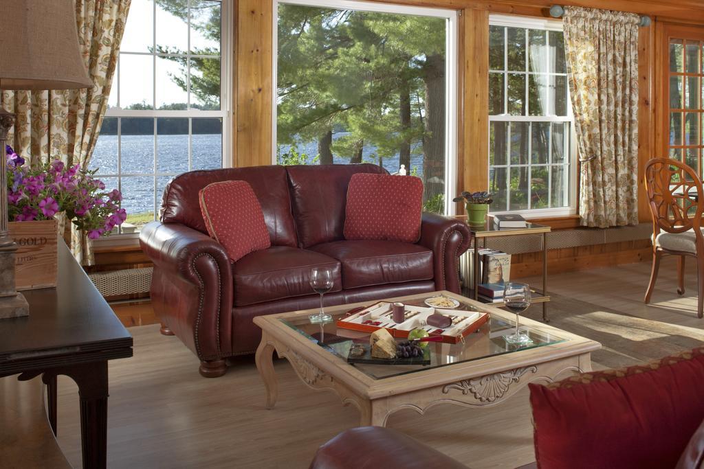 Wolf Cove Inn Poland Экстерьер фото