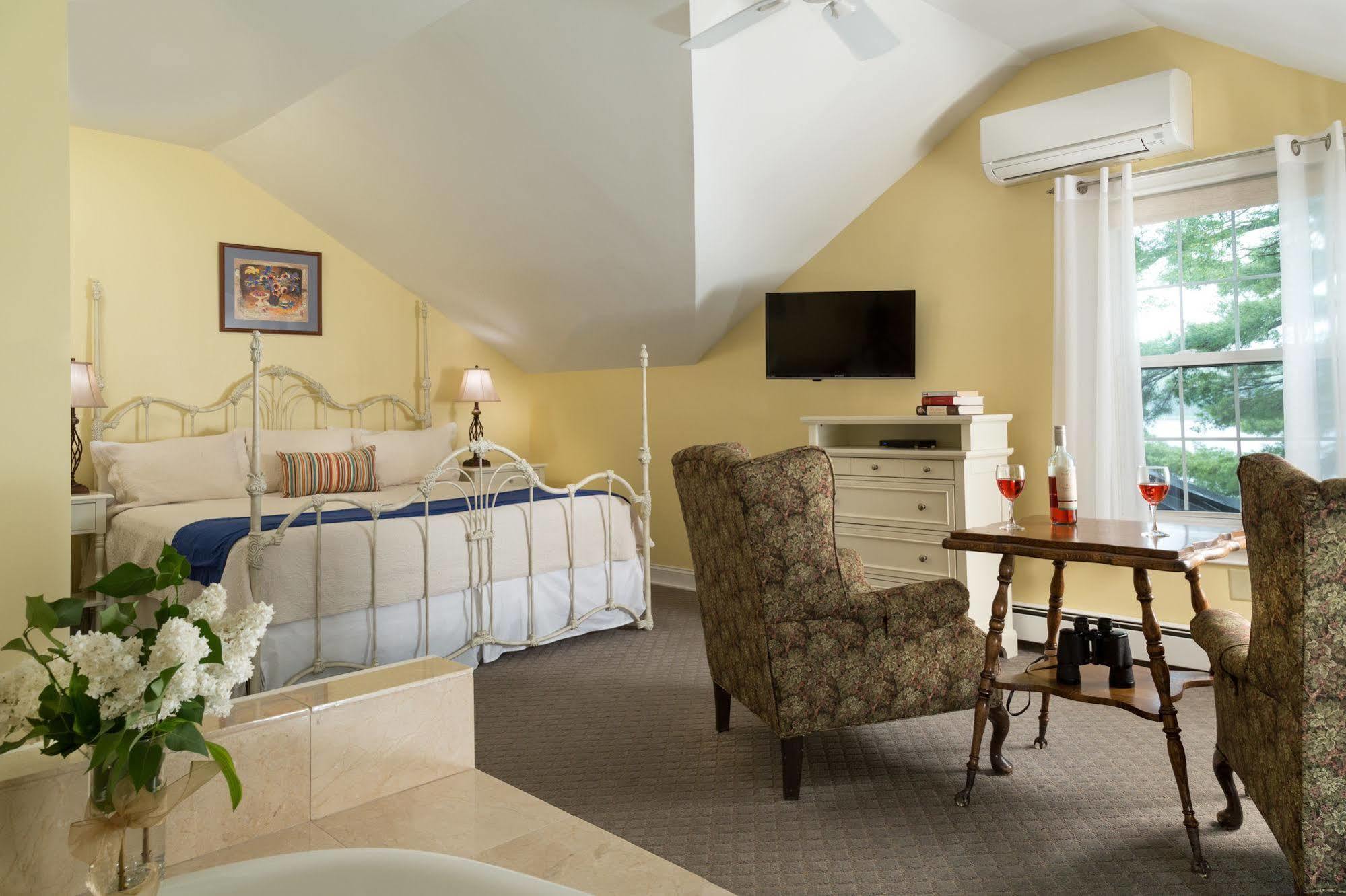 Wolf Cove Inn Poland Экстерьер фото